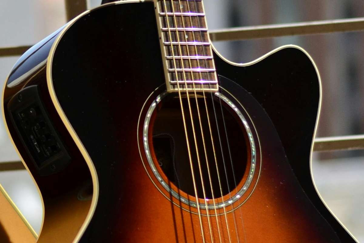 Washburn Festival Series EA15 sunburst acoustic guitar