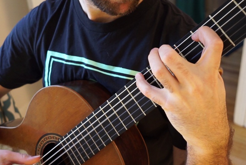 Demonstrating correct fretting hand position