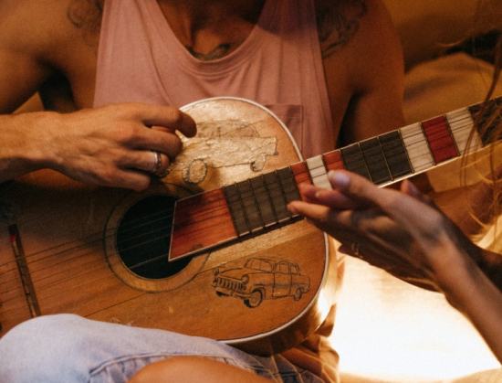 Master fingerstyle guitar harmonics with this article