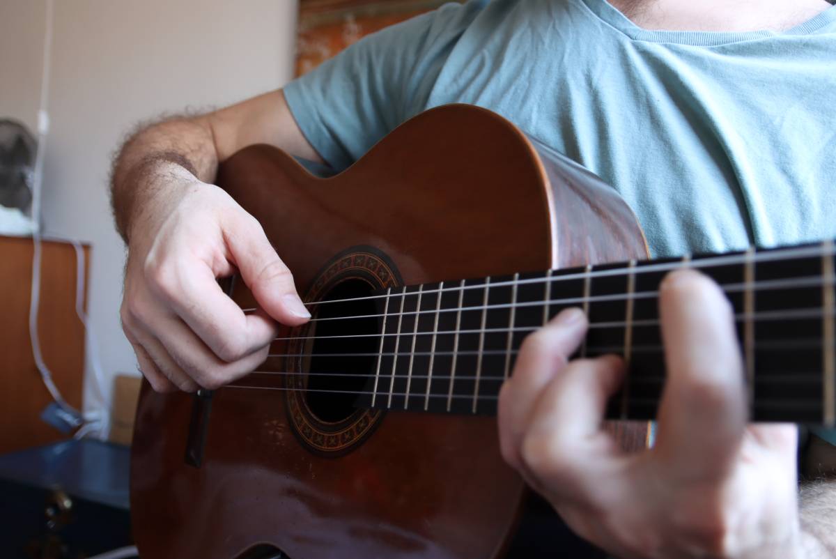 A demonstration of proper fingerstyle plucking hand position