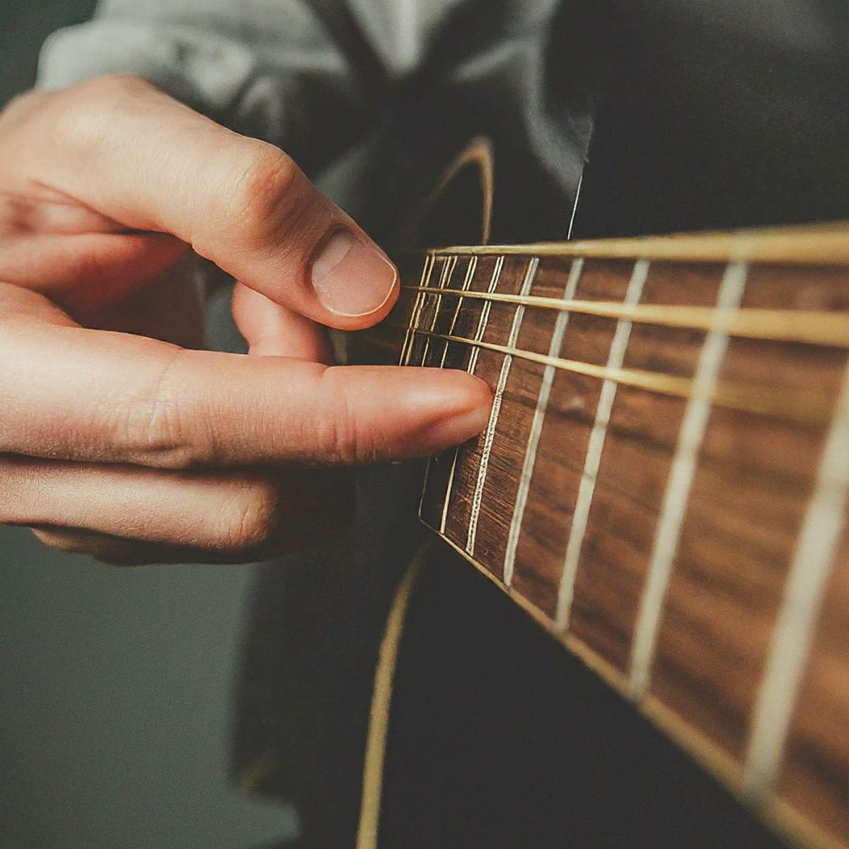 An index finger touching the node on the guitar string, exactly like for cascading harmonics
